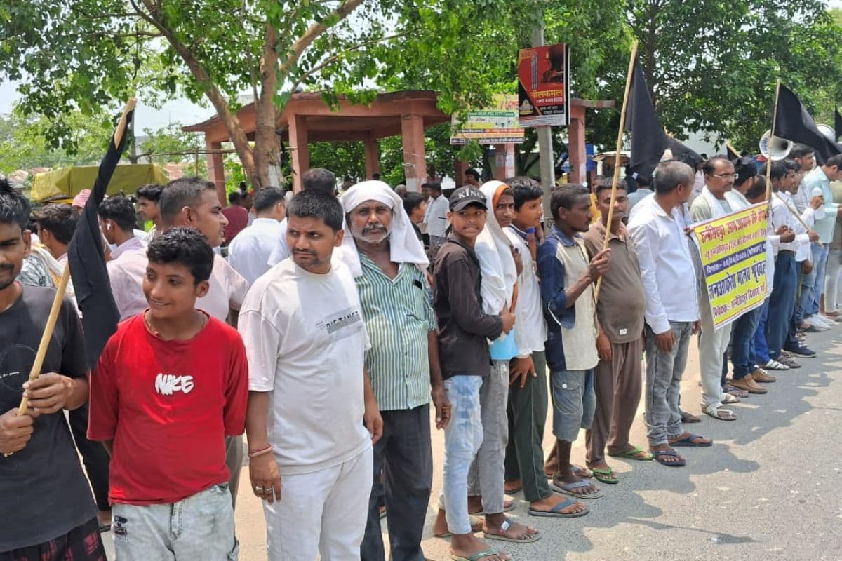 Sitamarhi News: न्यू रून्नीसैदपुर हॉल्ट को स्टेशन बनाने की मांग, चिलचिलाती धूप में व्यापारियों ने बनाई मानव श्रृंखला