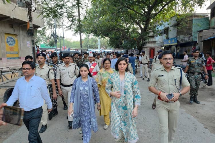 मुहर्रम पर्व को लेकर बक्सर में निकाला गया फ्लैग मार्च, शांति और सौहार्द बनाए रखने की अपील