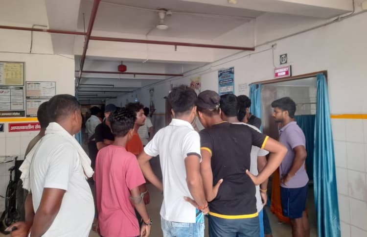 बेगूसराय में मैजिक की टक्कर से बाइक सवार युवक की मौत, अस्पताल पर इलाज में लापरवाही का आरोप, परिजनों ने किया हंगामा