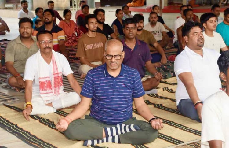 अंतरराष्ट्रीय योग दिवस पर मंत्री प्रमोद चंद्रवंशी ने किया योगाभ्यास, स्वस्थ जीवनशैली अपनाने का दिया संदेश