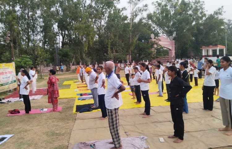 आरा के वीर कुंवर सिंह मैदान में गूंजा योग का संदेश, बड़ी संख्या में जुटे लोग