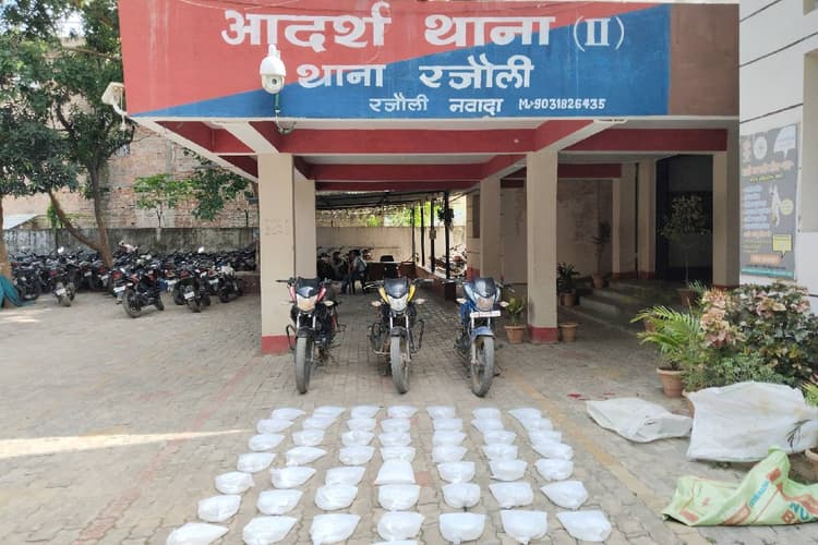 रजौली में शराब तस्करों पर पुलिस का शिकंजा, पहाड़ी के पास छापेमारी में 125 लीटर शराब जब्त