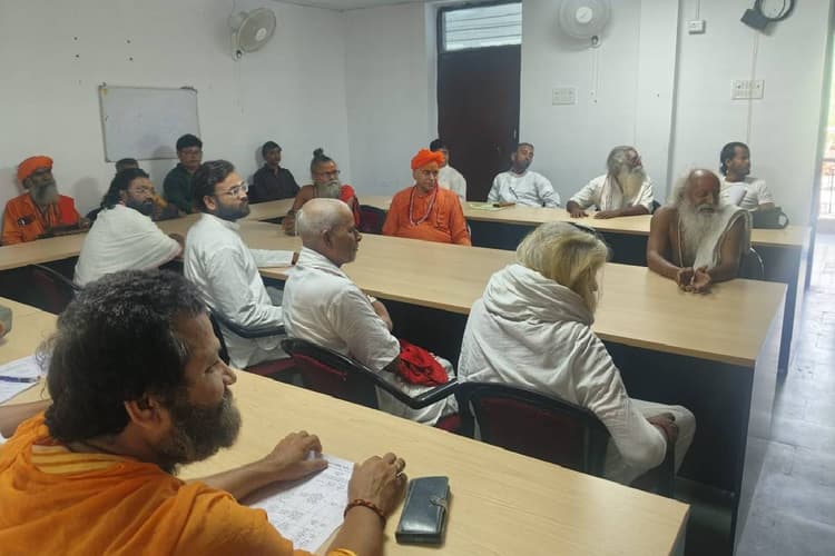 शाही स्नान से पहले संत समाज की मांग, मलमास मेला क्षेत्र में मांसाहार बिक्री पर लगे रोक