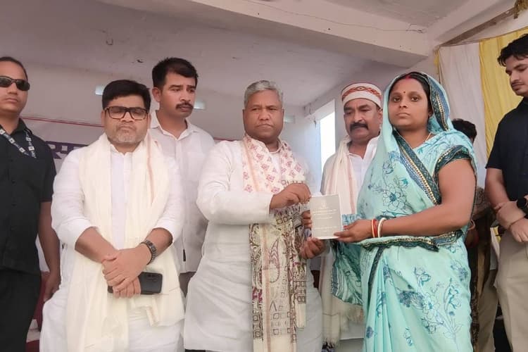 नवादा के वारिसलीगंज में गरजे मंत्री संतोष सुमन, सहयोग शिविर में बोले- आवेदन लंबित रखने वाले अधिकारी हर हाल में नपेंगे