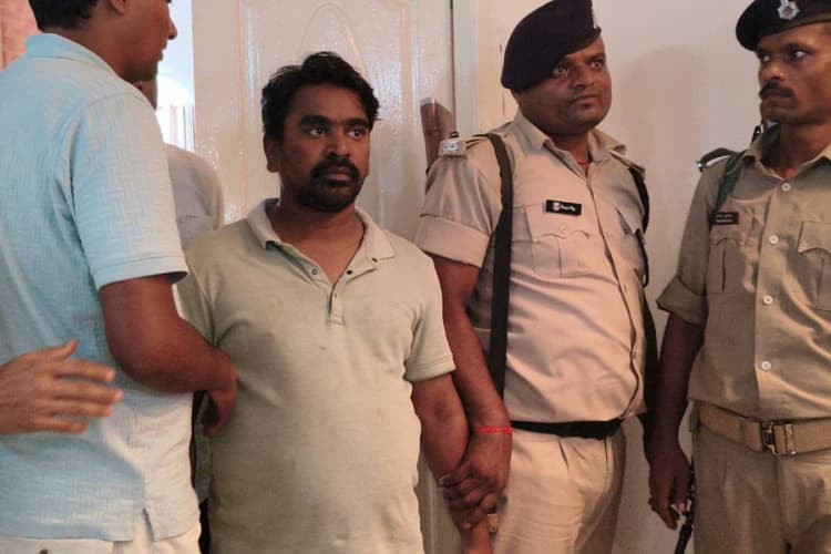 नवादा में निगरानी विभाग की बड़ी कार्रवाई, 15 हजार रुपये रिश्वत लेते राजस्व कर्मचारी गिरफ्तार