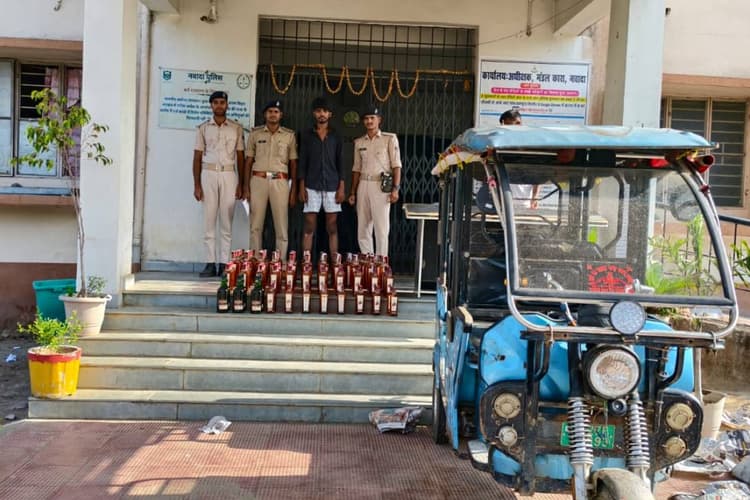नवादा में टोटो से 71 लीटर अंग्रेजी शराब बरामद, चालक गिरफ्तार, वाहन जब्त