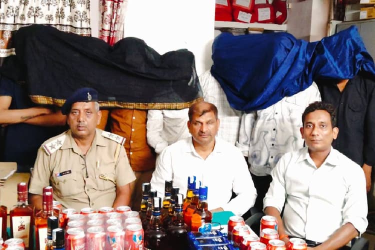 कोटा-पटना एक्सप्रेस से सात शराब तस्कर गिरफ्तार, भारी मात्रा में शराब बरामद