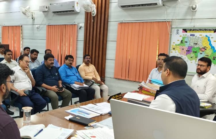गोपालगंज में नवस्थापित डिग्री कॉलेजों के संचालन की तैयारी तेज, DM ने की समीक्षा