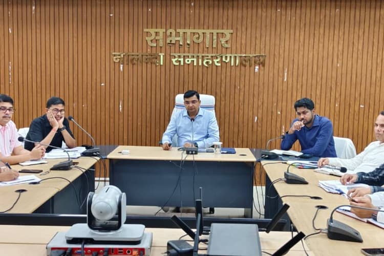सहयोग शिविर, बाढ़ तैयारी और मलमास मेला को लेकर नालंदा डीएम सख्त, अधिकारियों को दिए निर्देश