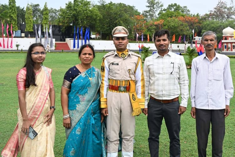 रोहतास: काराकाट के रोहित बने CISF में असिस्टेंट कमांडेंट, गांव में खुशी का माहौल