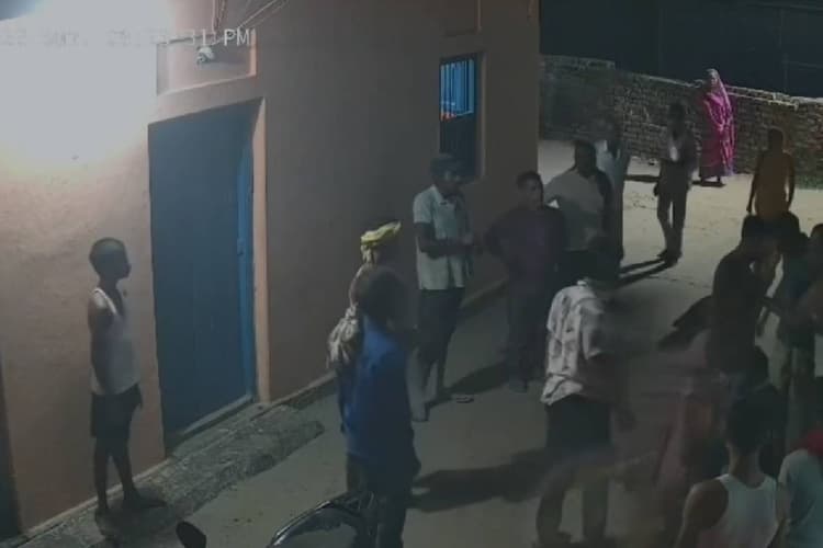 तेघड़ा में चौकीदार के साथ मारपीट का वीडियो वायरल, एक आरोपी गिरफ्तार
