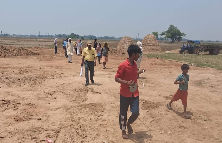 अरवल में छह माह से जलजमाव की समस्या से जूझ रहे कोइल भूपत के ग्रामीण, अधिकारियों ने किया स्थल निरीक्षण