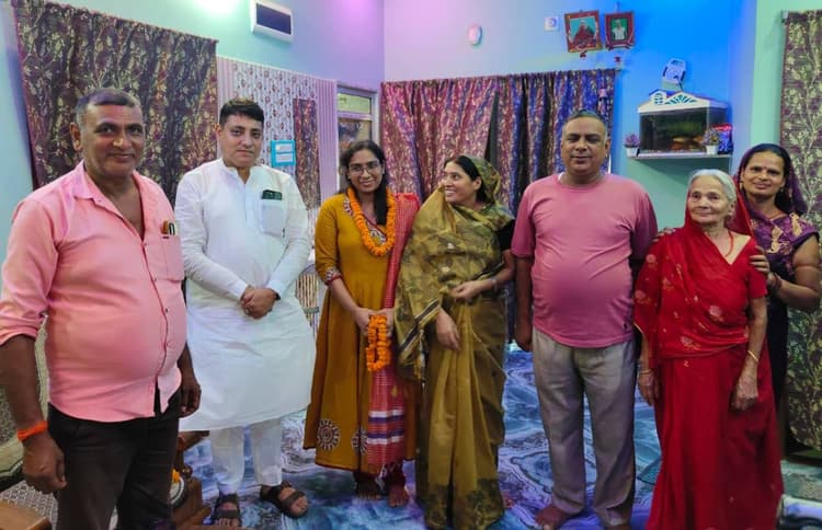 दो बार मिली असफलता, तीसरे प्रयास में अमृता बनीं आपूर्ति पदाधिकारी, बधाई देने पहुंचे विधायक राहुल कुमार