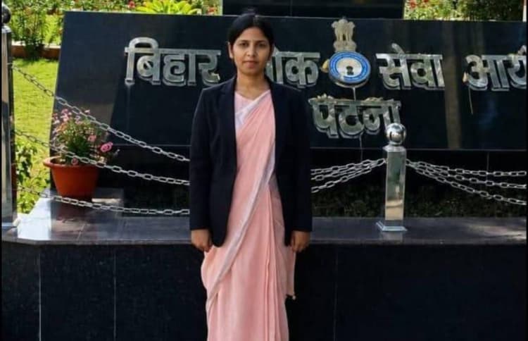 साधारण किसान परिवार की बेटी प्रगति कुमारी ने 70वीं बीपीएससी में गाड़ा सफलता का झंडा, बनीं स्टेट टैक्स असिस्टेंट कमिश्नर
