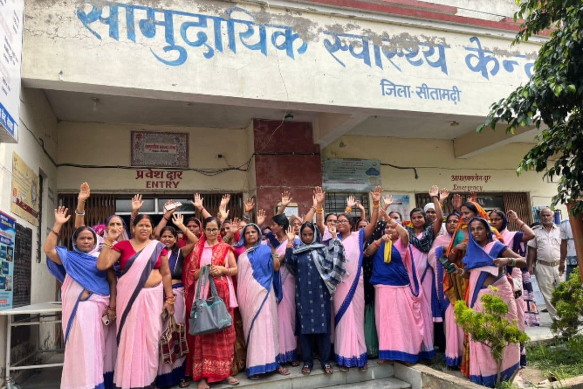 9 महीने से वेतन नहीं मिला, सीएचसी में आशा कार्यकर्ताओं का प्रदर्शन, अधिकारियों ने दिया भरोसा