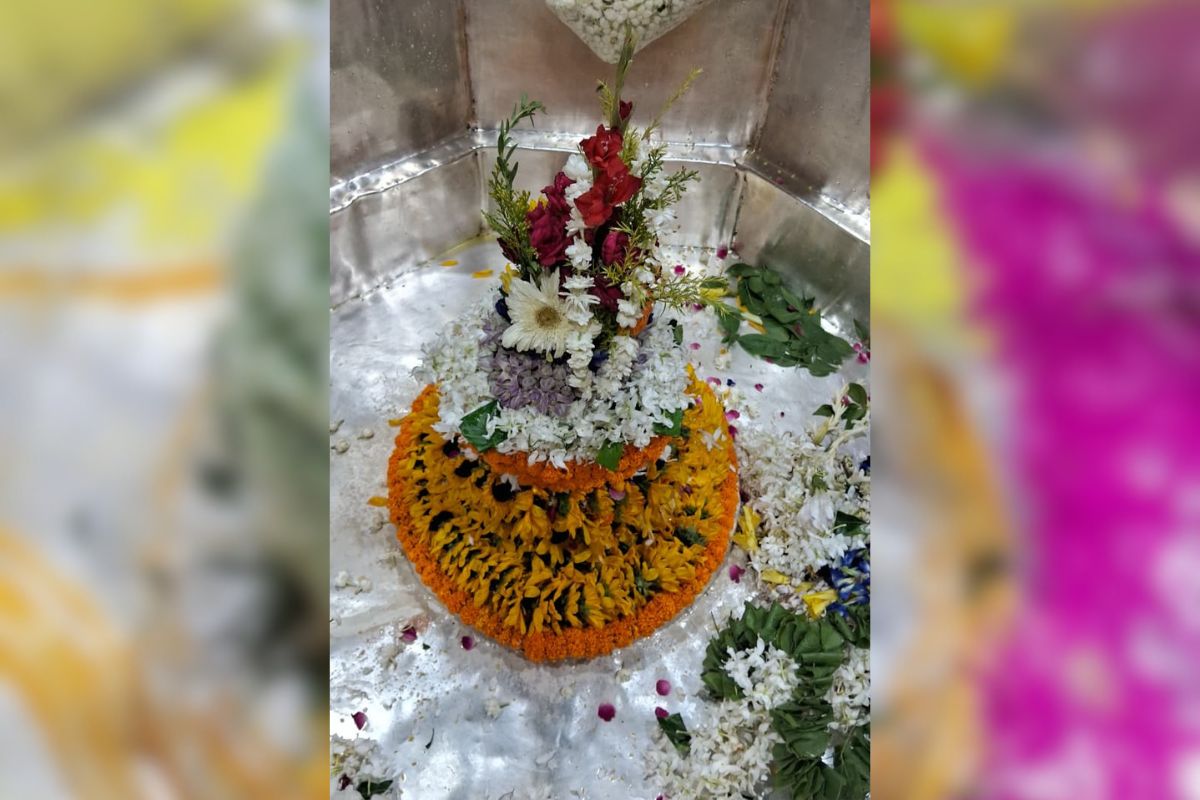 सोमवती अमावस्या पर गरीबनाथ मंदिर में उमड़ी श्रद्धालुओं की भीड़, हर-हर महादेव से गूंजा परिसर