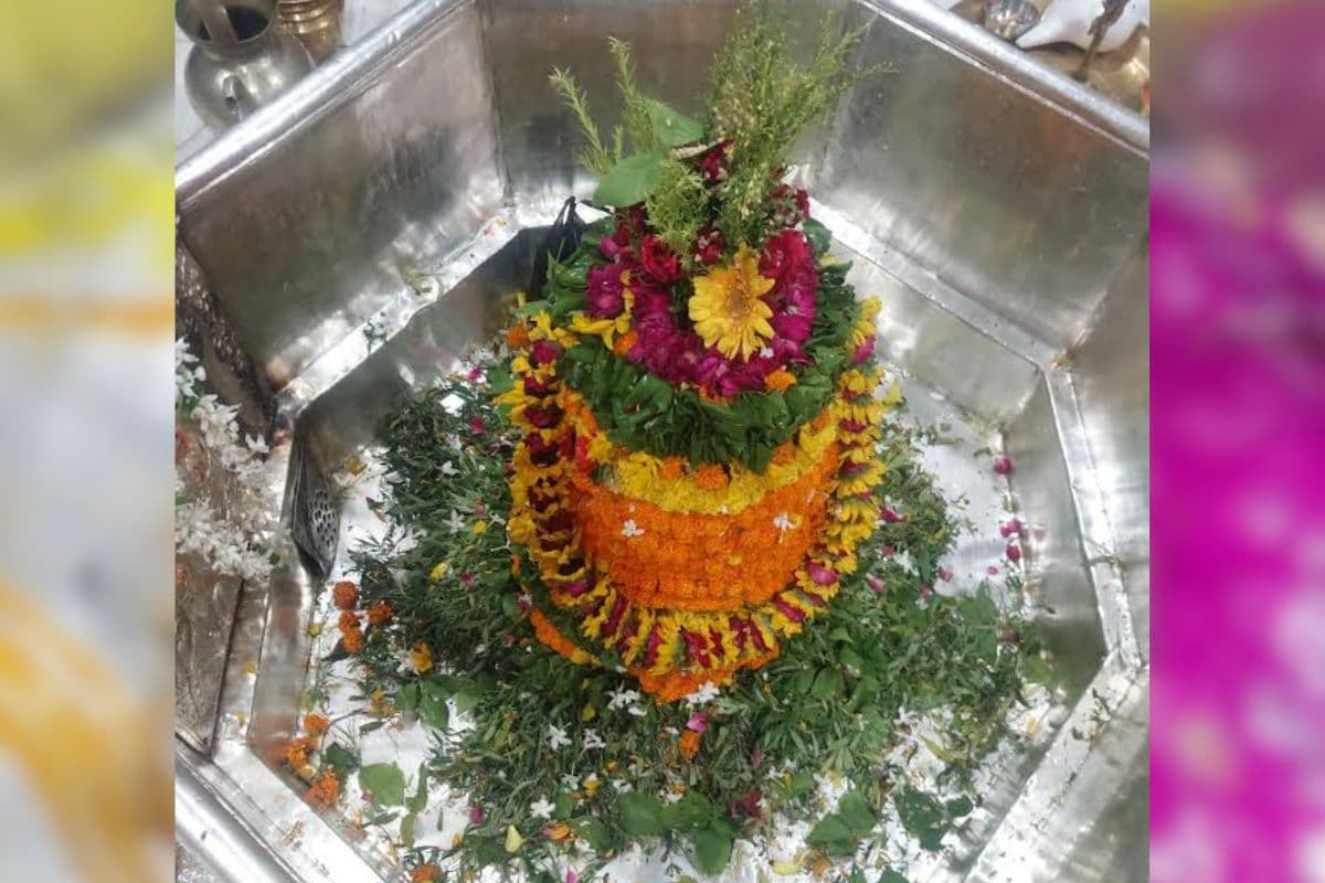 गेंदा, गुलाब और बेला से सजे बाबा गरीबनाथ, जलाभिषेक के लिए उमड़ी भक्तों की भीड़