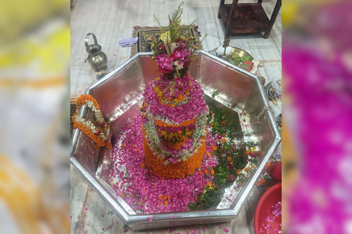 Aaj Ka Darshan: गेंदा, गुलाब और बेलपत्र से सजे बाबा गरीबनाथ, उमड़े श्रद्धालु