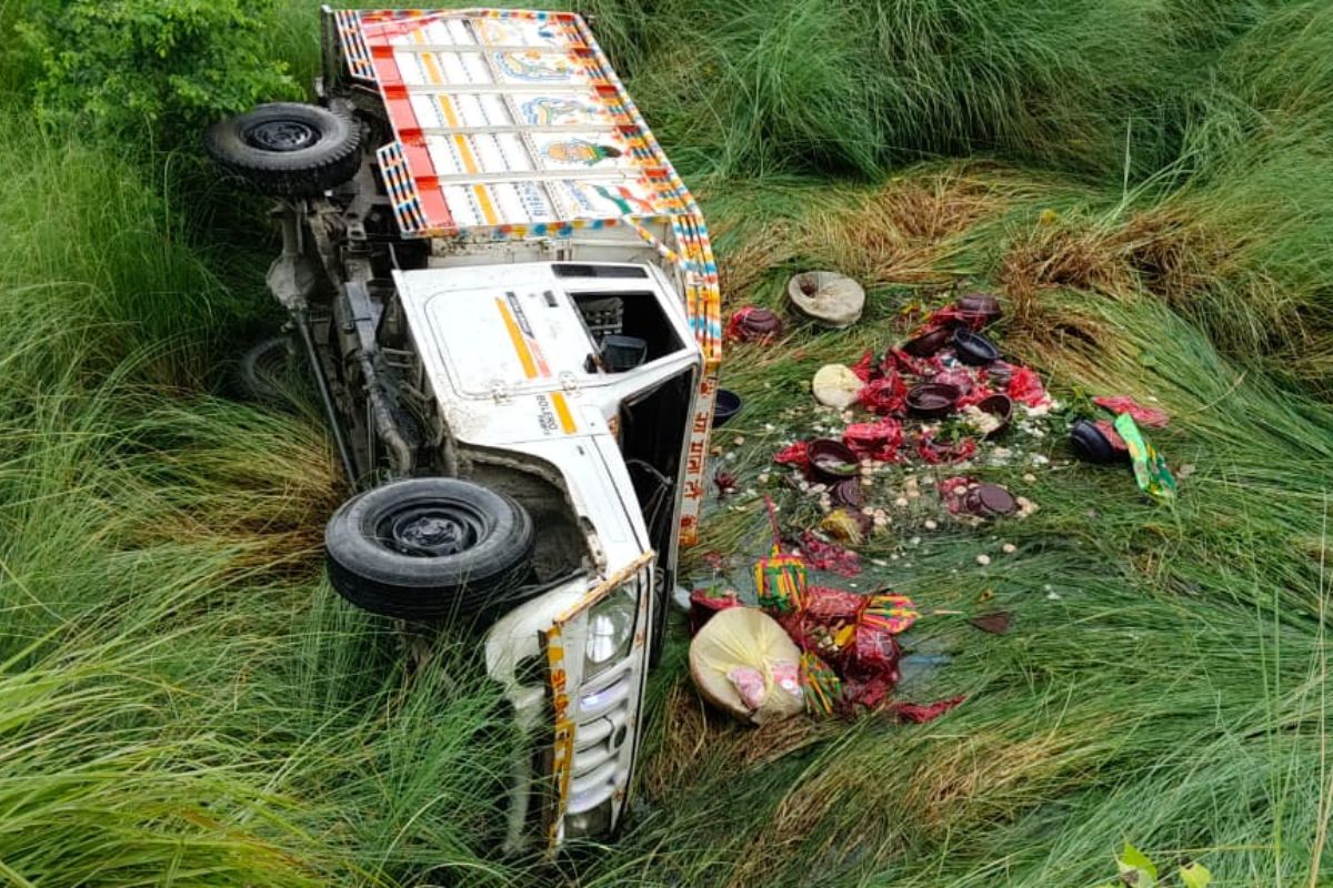 मोतिहारी में बरातियों से भरी पिकअप पलटी, 13 वर्षीय किशोर की मौत, आधा दर्जन घायल