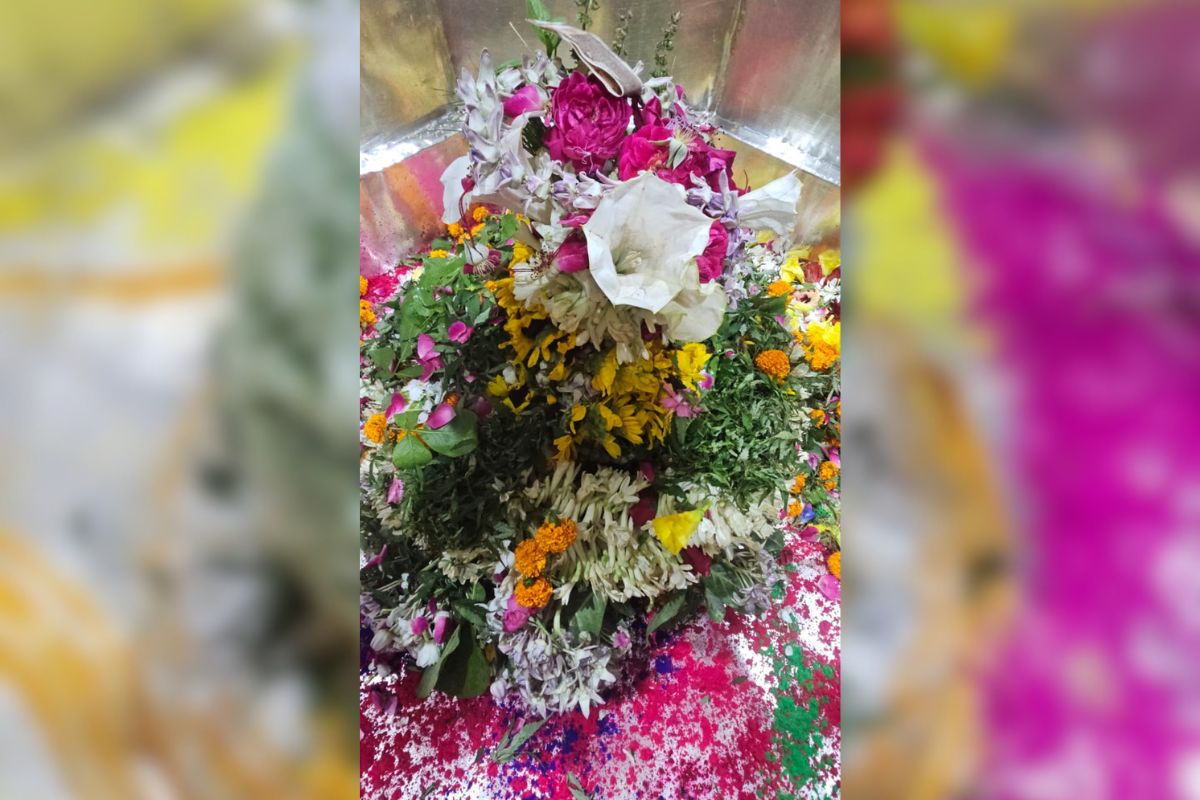 Aaj Ka Darshan: फूलों से बाबा गरीबनाथ का भव्य शृंगार, दर्शन और जलाभिषेक के लिए सुबह से उमड़ी भक्तों की भीड़