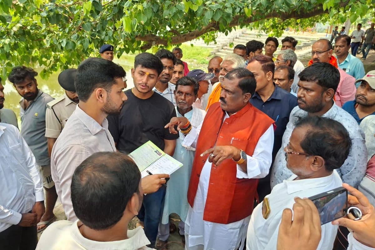 Muzaffarpur News: धार्मिक स्थलों के विकास से खुलेगा रोजगार का रास्ता, मुजफ्फरपुर में पर्यटन मंत्री ने अधिकारियों संग लिया जायजा
