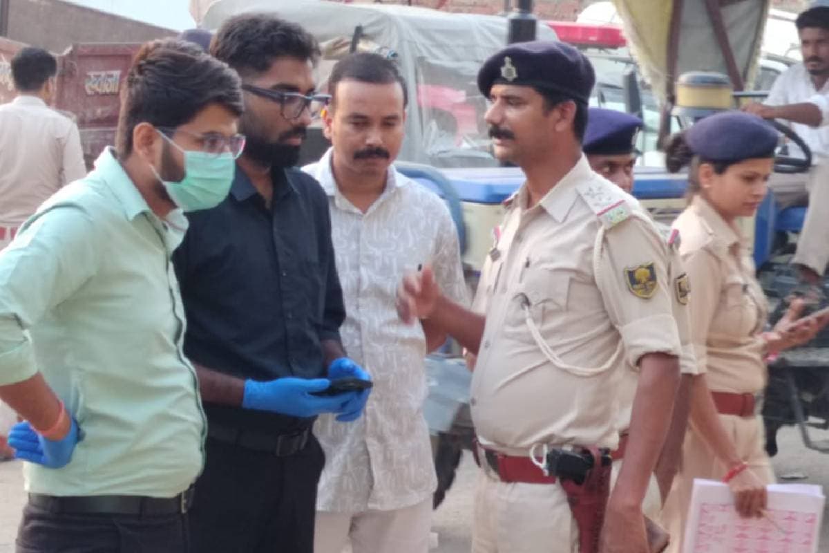 फॉरेंसिक टीम से बात करते थानाध्यक्ष फॉरेंसिक टीम से बात करते थानाध्यक्ष