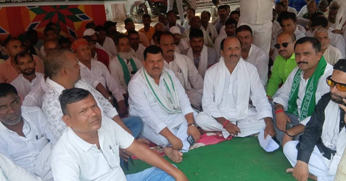 शेखपुरा में धरना प्रदर्शन करते हुए राजद नेता और कार्यकर्ता शेखपुरा में धरना प्रदर्शन करते हुए राजद नेता और कार्यकर्ता