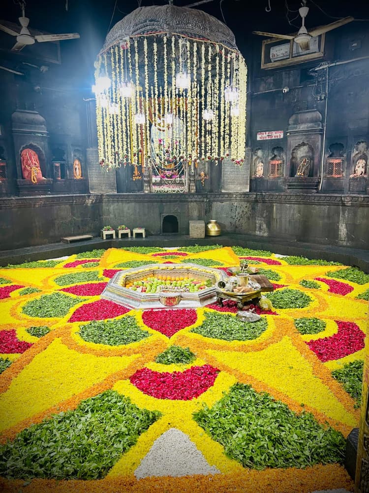 आज का दर्शन और बिजली : प्रमुख मंदिरों में अलग-अलग समय पर होती हैं सुबह और शाम की आरती