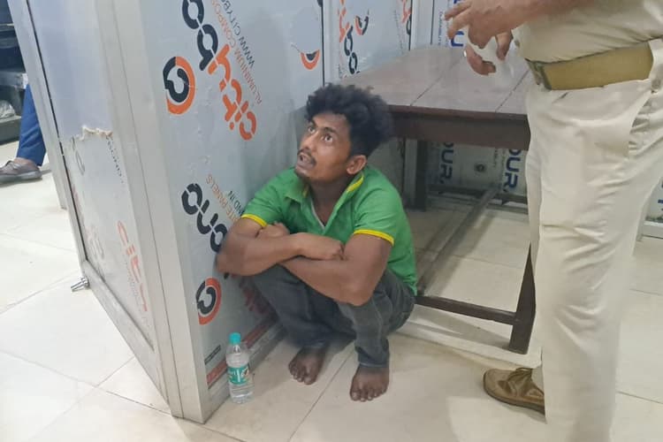मुंगेर में कोर्ट ले जाते समय हथकड़ी खोल भागे शराब तस्कर, एक पकड़ा गया, दूसरा अब भी फरार