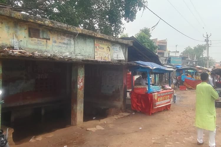 बौंसी में 20 साल पुराना जर्जर यात्री शेड बना मौत का साया, अनदेखी जारी रही तो कभी भी हो सकता है बड़ा हादसा