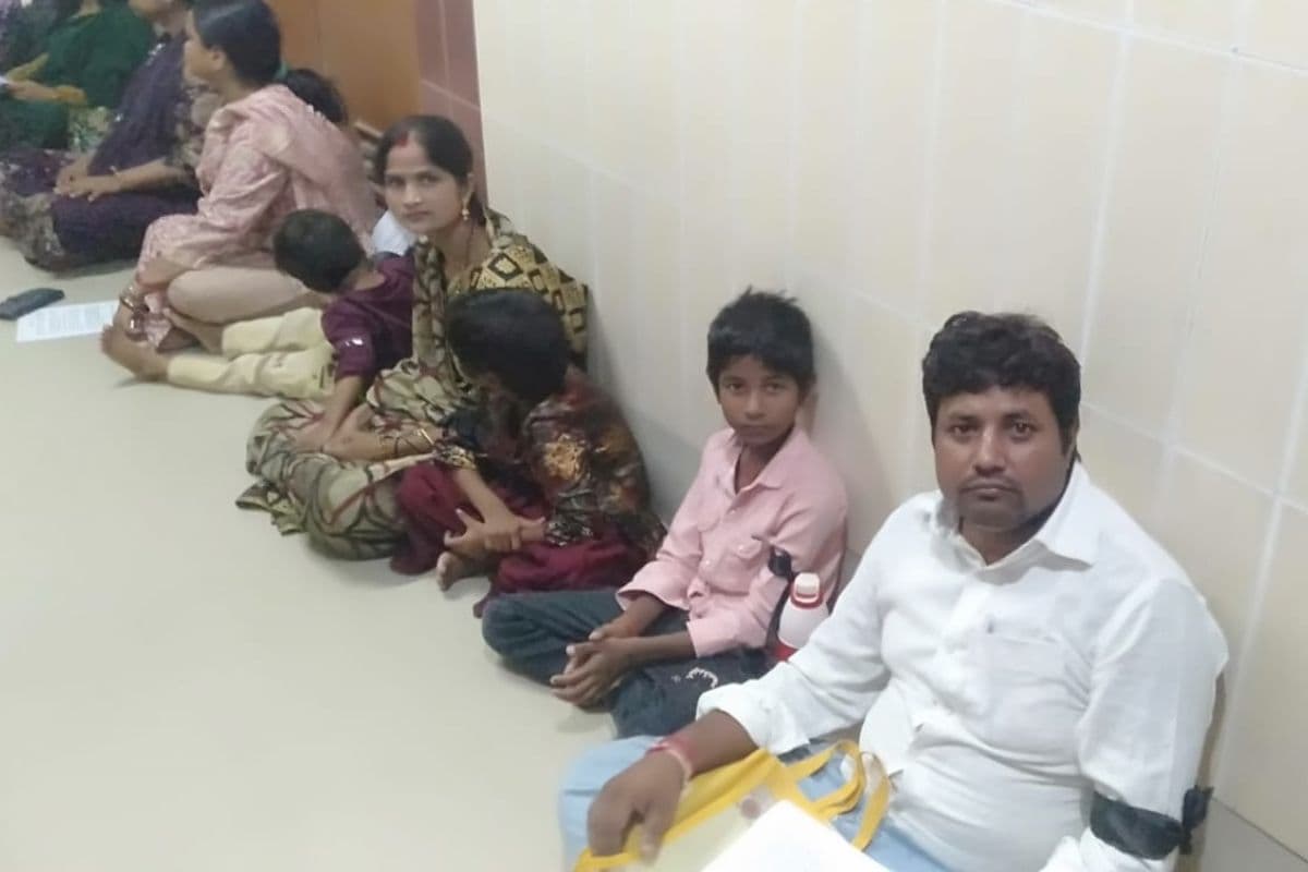 भागलपुर में बर्खास्तगी के खिलाफ परिवार संग धरने पर बैठे अतिथि शिक्षक, दयनीय हालत से परेशान मांगी इच्छा मृत्यु