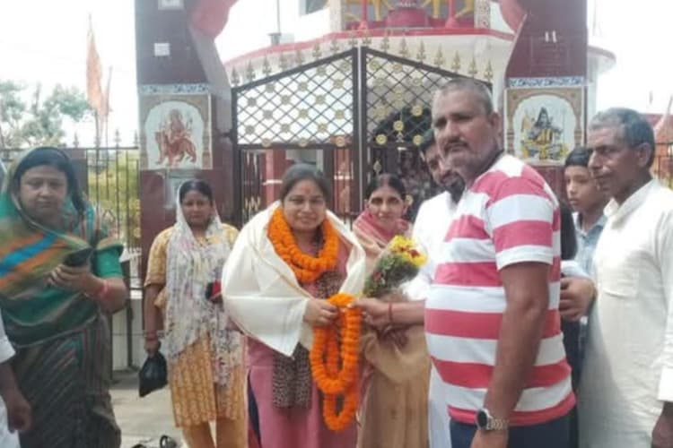 BPSC में सफल होकर बांका के गांव लौटीं दो बेटियां, फूल-मालाओं व नारों के बीच हुआ भव्य स्वागत