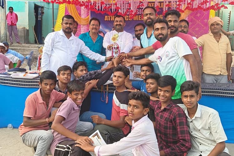43वीं जिला एथलेटिक्स प्रतियोगिता में अमनौर बना चैंपियन; पूर्व मंत्री ने बढ़ाया खिलाड़ियों का हौसला