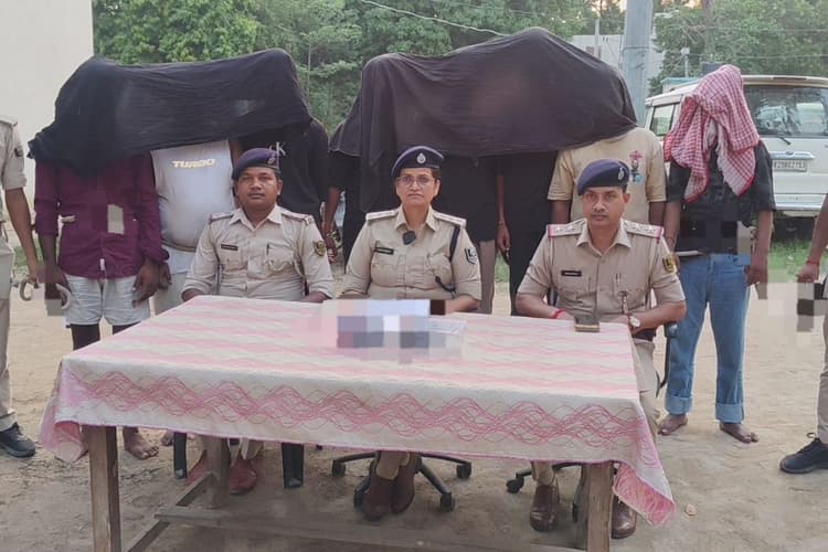 अवैध हथियार के साथ 8 शातिर गिरफ्तार; दो पिस्टल, 4 गोली, 2 बाइक एक कार समेत 8 फोन जब्त