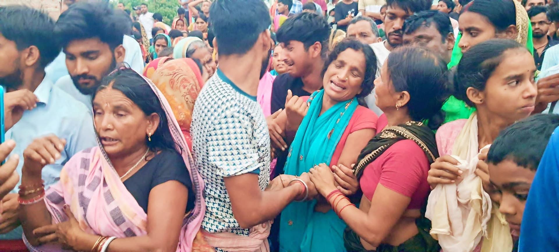 बांका में घायल छात्र आनंद की आठ दिन बाद मौत, फूटा जनाक्रोश, जाम, आगजनी व पथराव बांका में घायल छात्र आनंद की आठ दिन बाद मौत, फूटा जनाक्रोश, जाम, आगजनी व पथराव