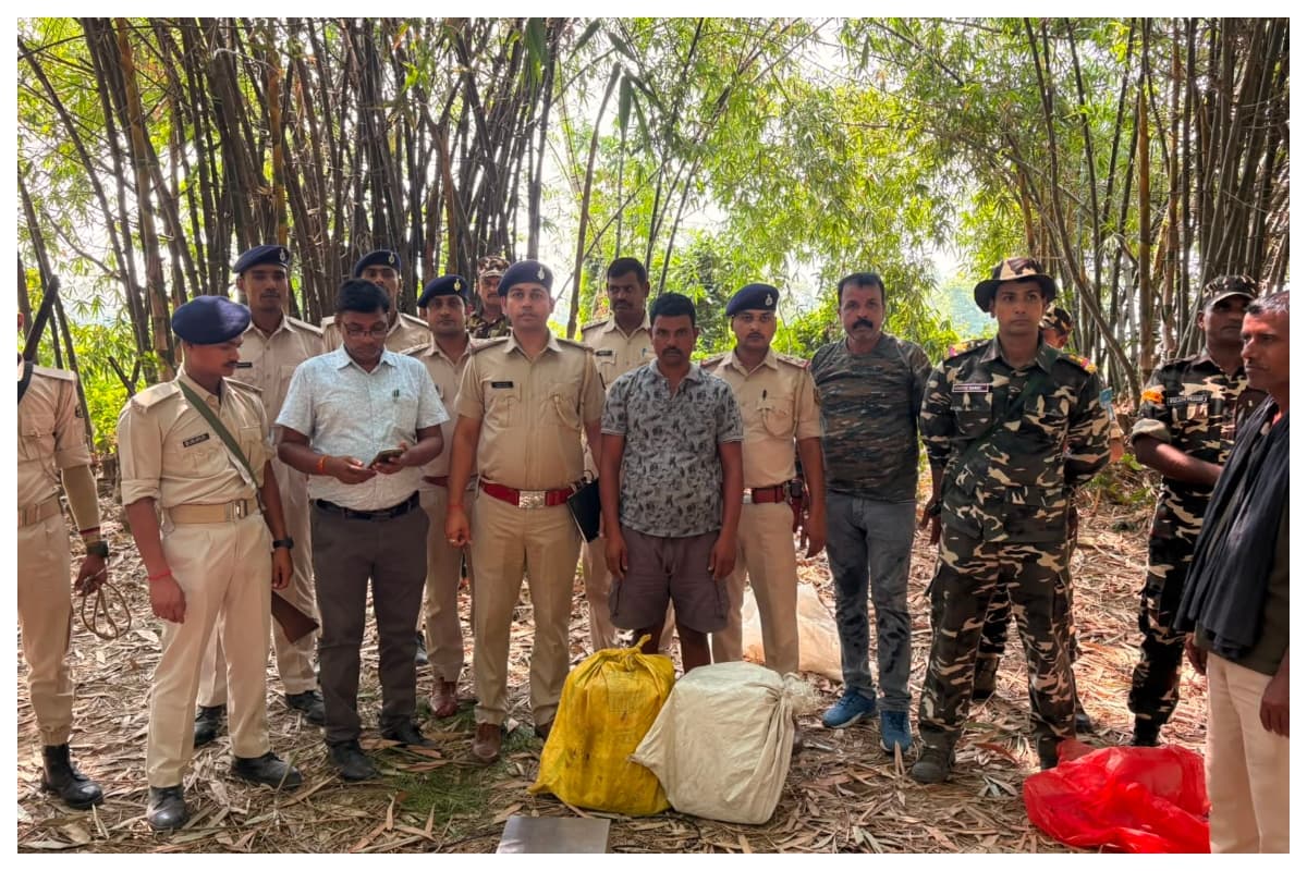 चिरैया में 39 किलो गांजा के साथ तस्कर गिरफ्तार, पुलिस-एसएसबी की संयुक्त कार्रवाई