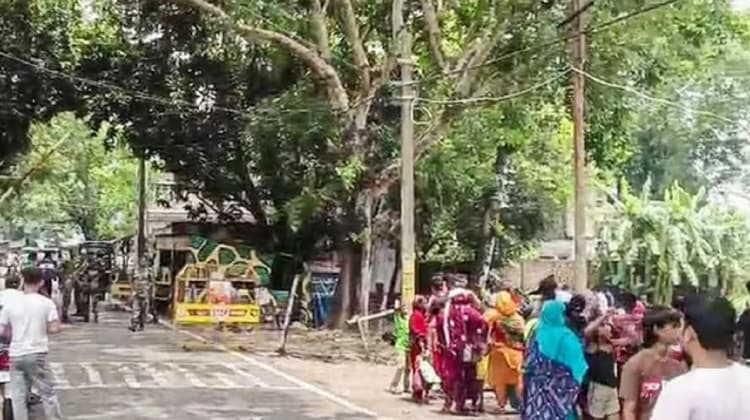 हकीमपुर सीमा पर बढ़ी बांग्लादेशियों की भीड़, बीएसएफ ने 80 घुसपैठिये को पकड़ा