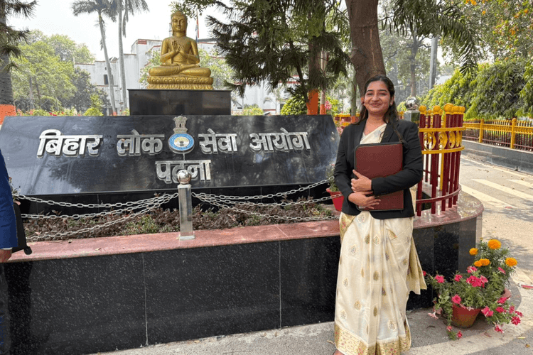 भोजपुर की बेटी शिवांगिनी सिंह का 70वीं BPSC में हुआ चयन, BHU से पढ़ने वाली बेटी ने जिले को किया गौरवान्वित