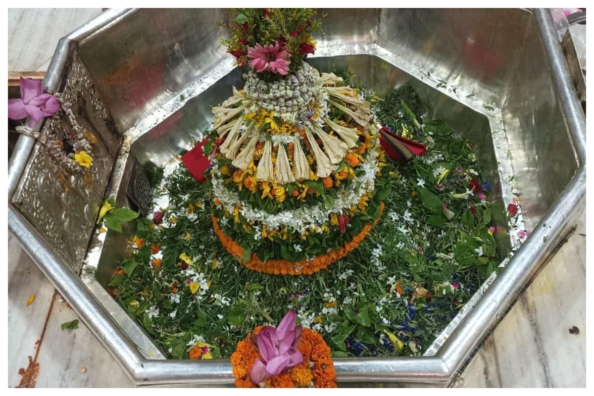 Aaj Ka Darshan: गरीबनाथ मंदिर में गेंदा, गुलाब और बेला से हुआ बाबा गरीबनाथ का श्रृंगार, जलाभिषेक के लिए उमड़े श्रद्धालु
