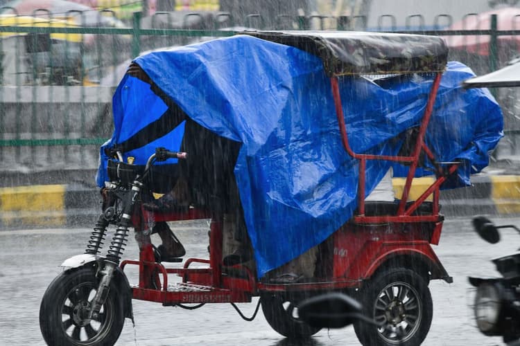 Heavy Rain Alert: उत्तर-पश्चिम भारत में मौसम की करवट, बारिश, आंधी-तूफान और ओलावृष्टि का अलर्ट