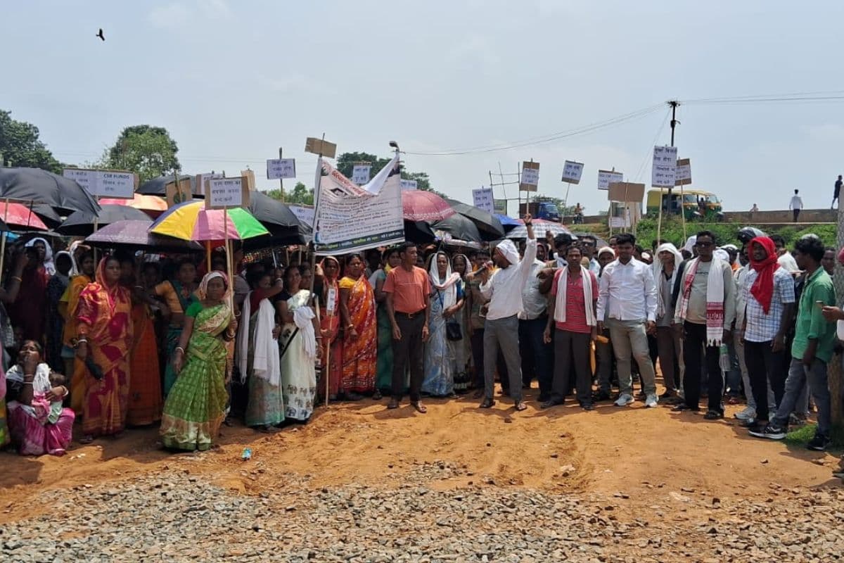 Ranchi: गेतलसूद सोलर प्रोजेक्ट के बेस कैंप में ग्रामीणों का प्रदर्शन, सीएसआर फंड के दुरुपयोग का आरोप