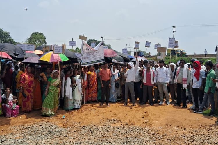 Ranchi: गेतलसूद सोलर प्रोजेक्ट के बेस कैंप में ग्रामीणों का प्रदर्शन, सीएसआर फंड के दुरुपयोग का आरोप