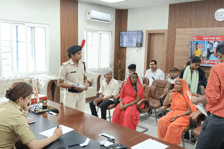 अरवल एसपी का जनता दरबार: सुनीं लोगों की समस्याएं, पुलिस अधिकारियों को दिया सख्त निर्देश