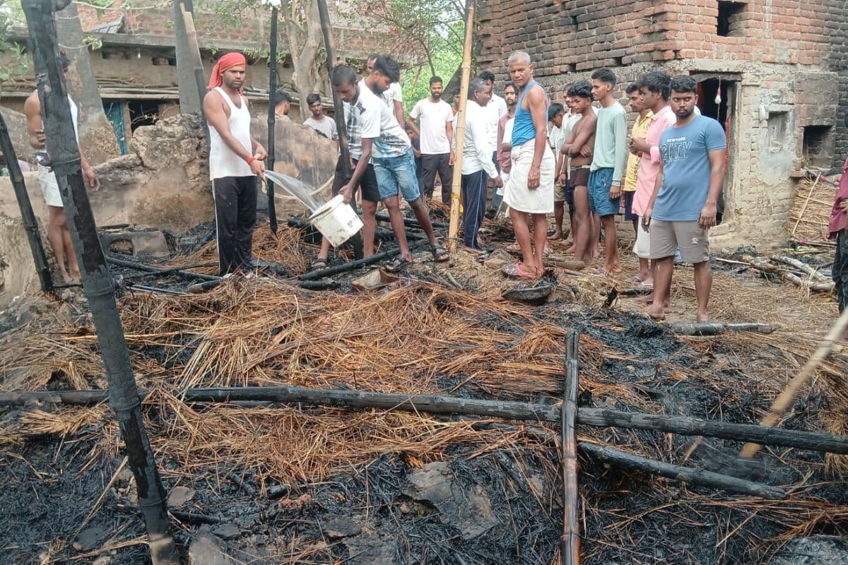 औरंगाबाद में चूल्हे की चिंगारी से लगी भीषण आग, दो घर जलकर राख, लाखों की संपत्ति स्वाहा