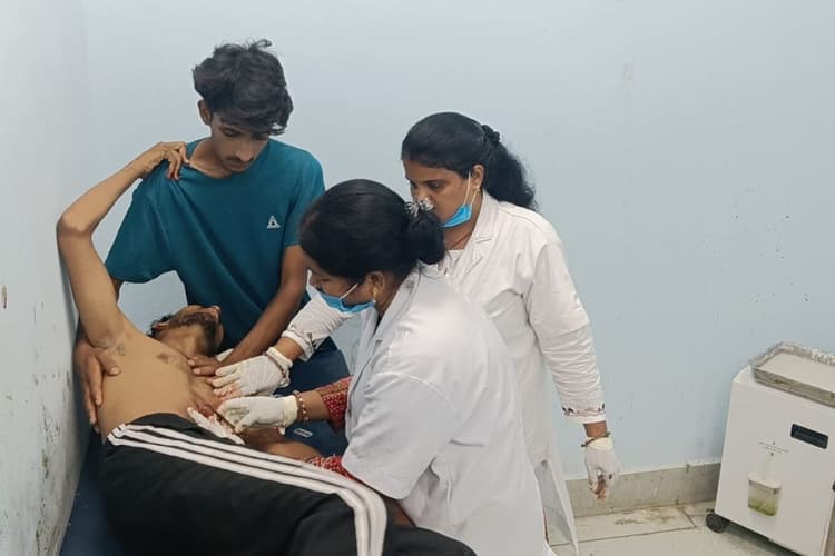 थावे में कूड़ा फेंकने के विवाद में दो पर चाकू से हमला, पांच जगह वार से इलाके में दहशत