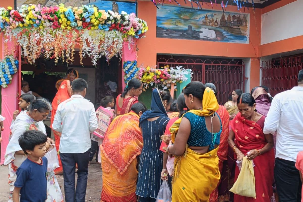 औरंगाबाद में आद्रा नक्षत्र पर सोखा बाबा मंदिर में उमड़ी श्रद्धालुओं की भीड़, बिहार-झारखंड से पहुंचे हजारों भक्त औरंगाबाद में आद्रा नक्षत्र पर सोखा बाबा मंदिर में उमड़ी श्रद्धालुओं की भीड़, बिहार-झारखंड से पहुंचे हजारों भक्त