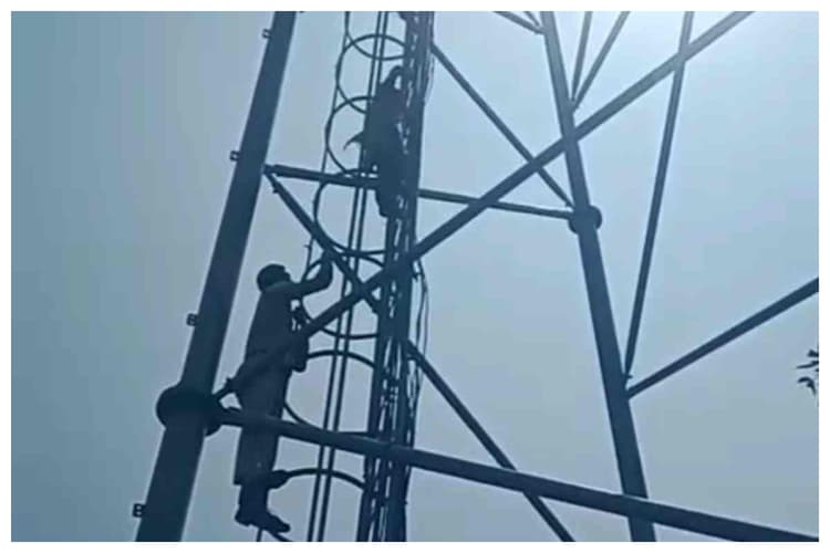 Bagaha News: बगहा में हाई वोल्टेज ड्रामा, प्रेमी पति से मिलने की जिद पर मोबाइल टावर पर चढ़ी युवती