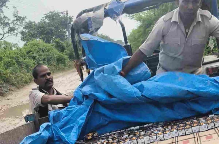 बगहा: पनियहवा बॉर्डर पर बड़ी कार्रवाई, ट्रैक्टर-ट्रॉली से 440 लीटर शराब बरामद