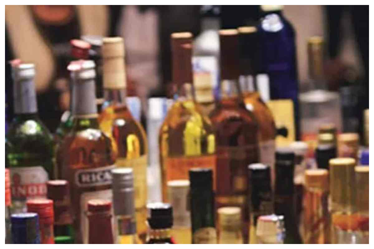 Bagaha News-saptkranti-express-foreign-liquor-seized-three-smugglers-arrested Bagaha News-saptkranti-express-foreign-liquor-seized-three-smugglers-arrested