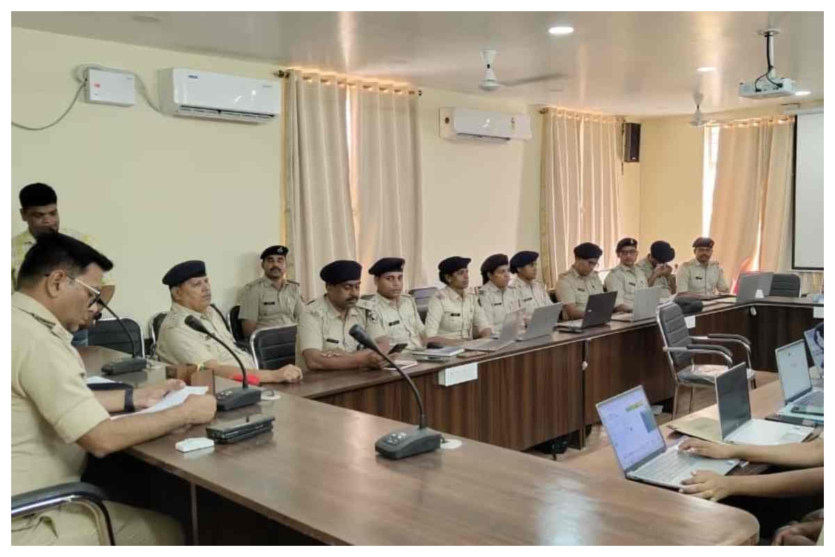 Bagaha Police Training: рдирдИ рддрдХрдиреАрдХ рд╕реЗ рд▓реИрд╕ рд╣реЛрдЧреА рдмрдЧрд╣рд╛ рдкреБрд▓рд┐рд╕, рдПрд╕рдкреА рдиреЗ рдЕрдзрд┐рдХрд╛рд░рд┐рдпреЛрдВ рдХреЛ рджреА рдЯреНрд░реЗрдирд┐рдВрдЧ
